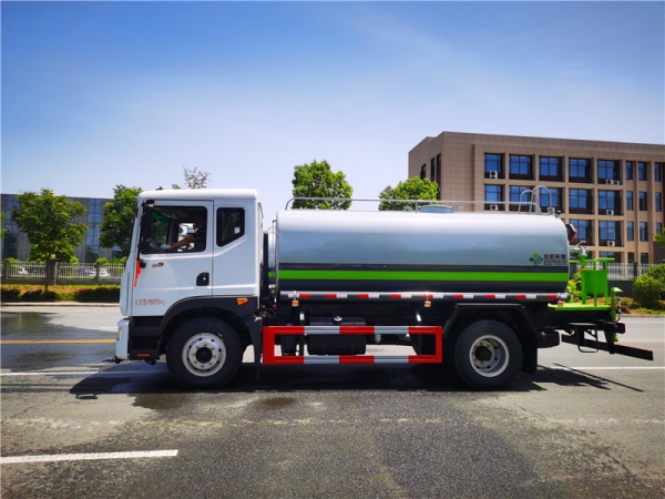 東風D9新款10-12噸灑水車
