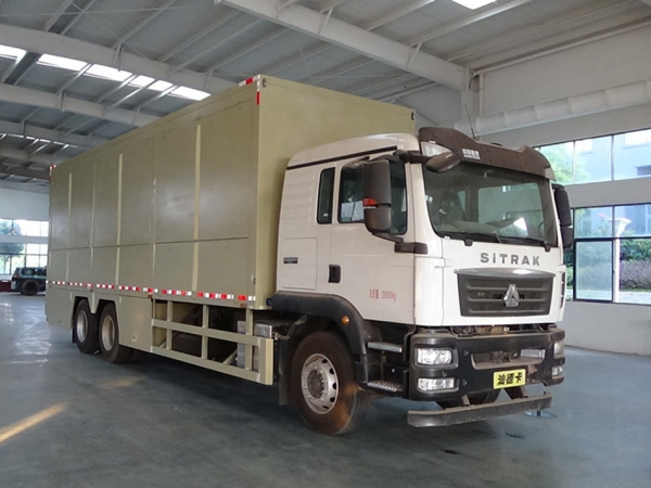 重汽汕德卡后雙橋裝備車