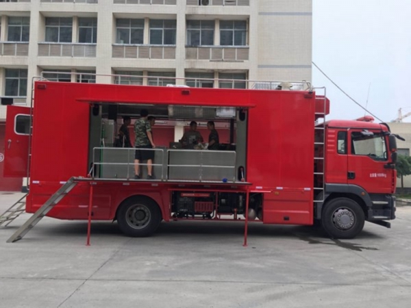 重汽汕德卡300人餐車(chē)