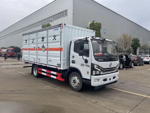 東風多利卡D7雜項廂式危險品運輸車