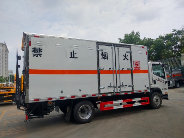 解放J6F爆破器材運(yùn)輸車（黃牌）