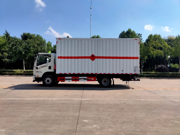 解放3900軸距黃牌廂式運輸車