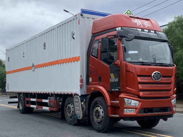 解放小三軸雜項危險物品廂式運輸車
