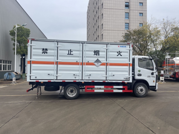 東風多利卡D7雜項廂式危險品運輸車