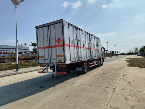 JH6三軸爆破運輸車