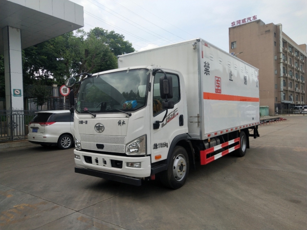 解放J6F爆破器材運(yùn)輸車（黃牌）