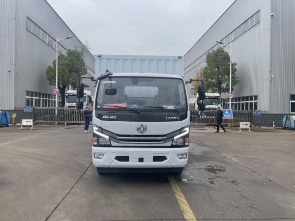東風多利卡D7雜項廂式危險品運輸車