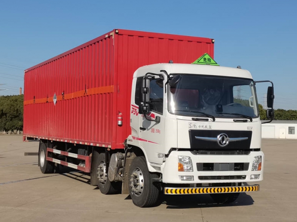 新疆東風小三軸雜項物品廂式車