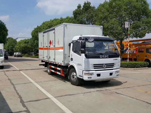 東風煙花爆竹運輸車（5.2米）
