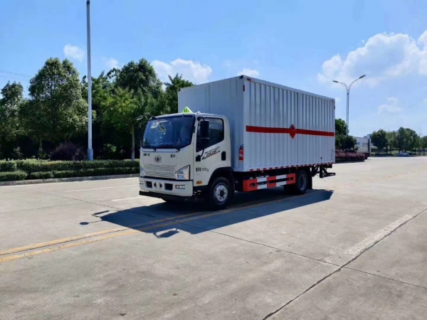 解放3900軸距黃牌廂式運輸車
