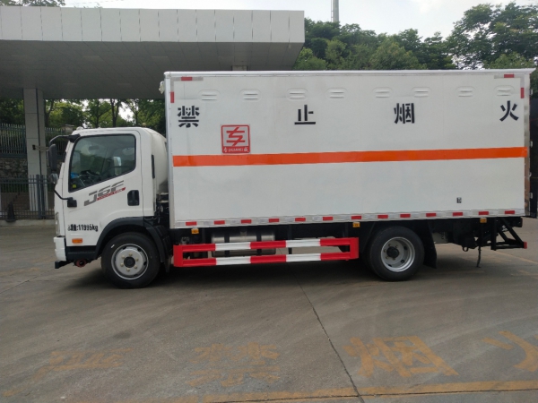 解放J6F爆破器材運(yùn)輸車（黃牌）