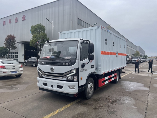 東風多利卡D7雜項廂式危險品運輸車