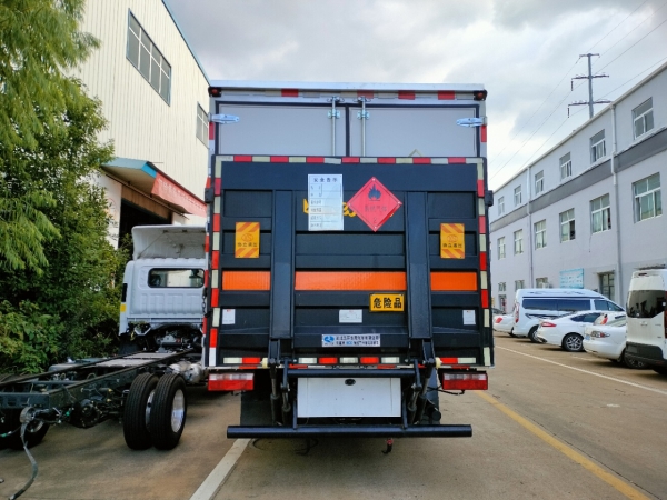 解放J6易燃氣體廂式運輸車
