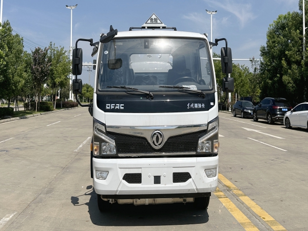 新東日東風福瑞卡7.6立方加油車
