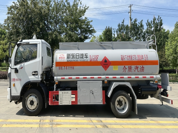 新東日東風福瑞卡7.6立方加油車