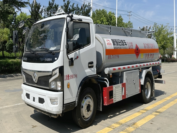 新東日東風福瑞卡7.6立方加油車